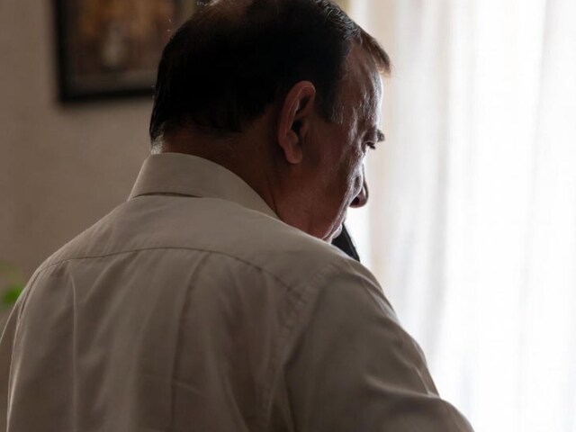 रिटायर्ड अधिकारी को आया फोन, बोला- सिंह साहब फंस गए आप, फिर बेटे ने पूछा सवाल