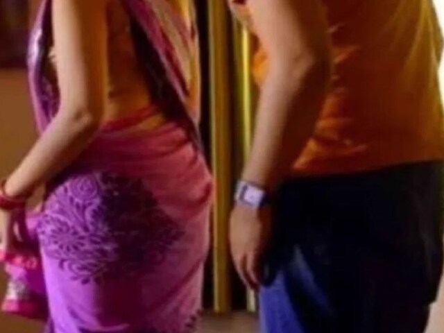 पति के पास पहुंची पत्नी, बोली- सुनो देवर मुझे खींचता है, बोला- क्या हुआ