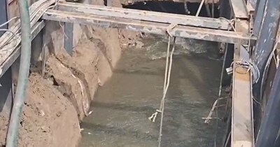 कानपुर में सड़क लगातार धंसती जा रही. 