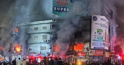 कराची शॉपिंग सेंटर में आग. (Credit- AP)