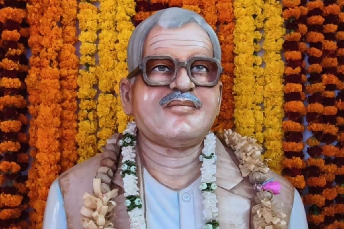 ...क्योंकि पद नहीं, मूल्य बड़े थे! गाड़ी छोड़ साइकिल से चले जननायक कर्पूरी ठाकुर, सादगी और संघर्ष से रचा इतिहास