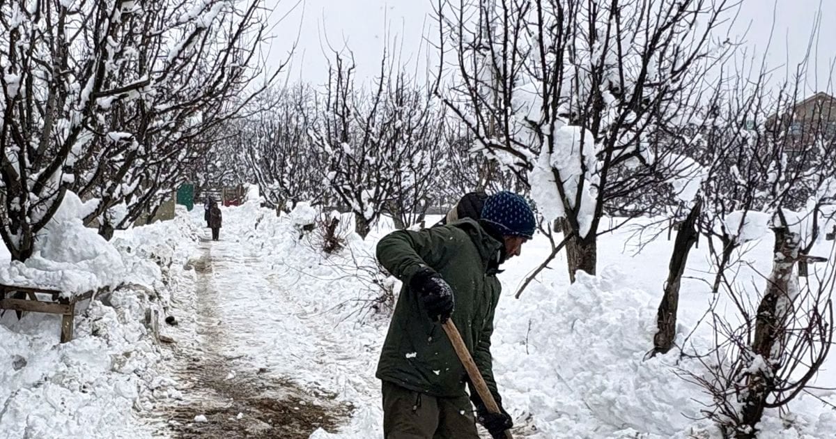 सेना थी मजबूर, फिर गांव वालों ने बचाई 20 जवानों की जान, कश्मीर के गांव वालों को आप भी कीजिए सलाम