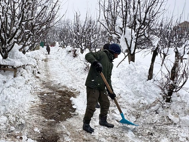 सेना थी मजबूर, गांव वालों ने बचाई 20 जवानों की जान, इन कश्मीरियों को करें सलाम