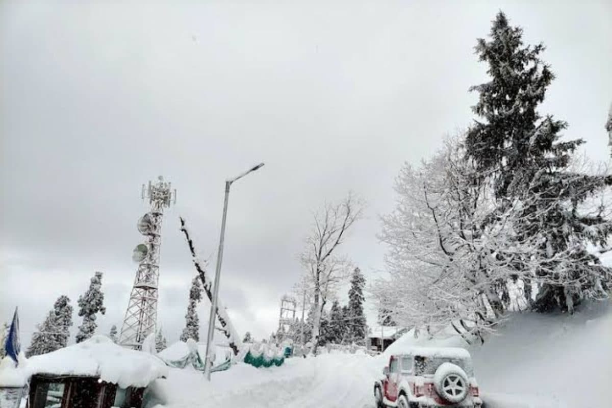 देखिए कश्मीर का बर्फीला रोमांच! एयरपोर्ट-हाईवे सब ठप्प- VIDEO