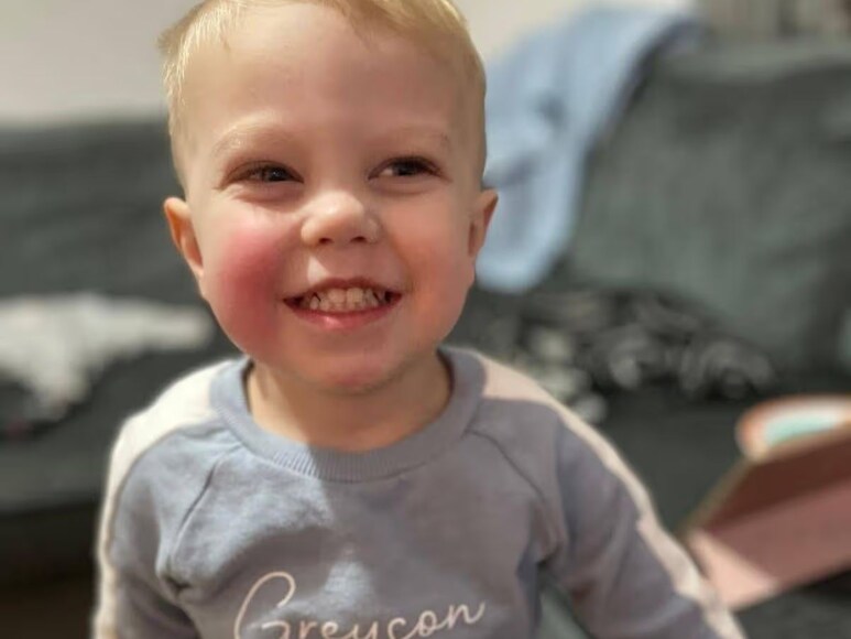 बच्चे को सम्मोहित करके सॉसेज खाओ