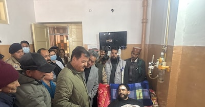 विधायक सुंदर सिंह ठाकुर ने घायल पटवारी भोप सिंह का कुशलक्षेम जाना और घटना विस्तृत जानकारी ली.