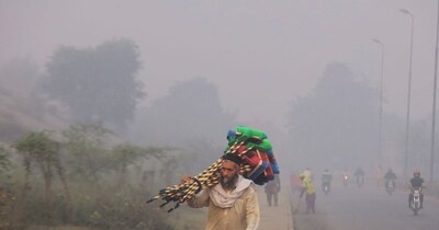 लाहौर में घुट रहा है दम. (Credit- Reuters)
