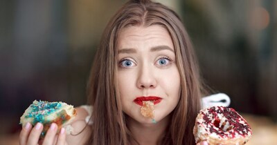 रात को जागने से हंगर हार्मोन का स्तर गड़बड़ हो जाता है, जिससे ज्यादा भूख लगती है.