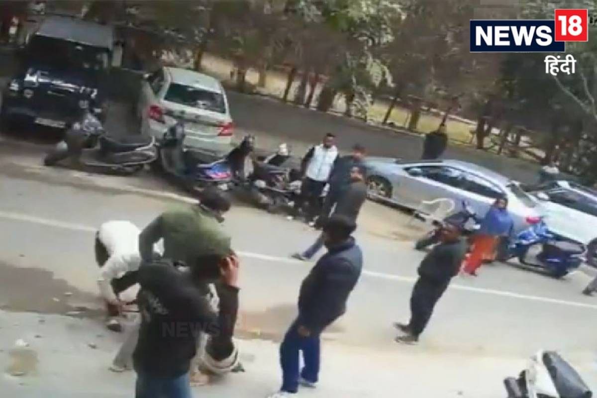 जिम में रखा था नौकर फिर ले आया कुछ दबंग मालिक और उसके परिवार को सड़क पर पटक-पटक कर पीटा