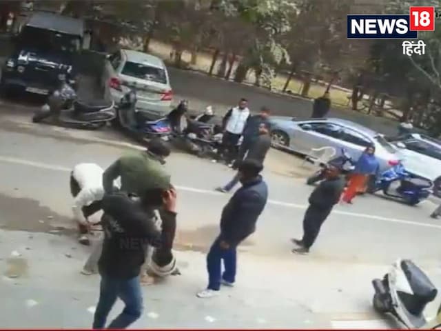 जिम में रखा था नौकर, मालिक और उसके परिवार को सड़क पर पटक-पटक कर पीटा