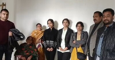 लिफ्ट में फंसे थे ये लोग.