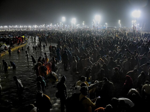 Live: हर-हर गंगे के जयघोष के बीच प्रयागराज में उमड़ा आस्था का सैलाब