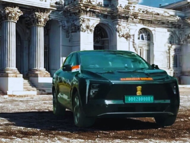 What car is this? People were stunned to see the Odisha Governor's car!