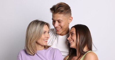 शख्स को दो महिलाओं से प्यार हो गया. (प्रतीकात्मक फोटो: canva)