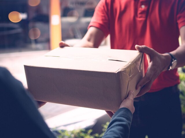 डाक से आया गुमनाम पार्सल, खोला तो दंग रह गया शख्स!