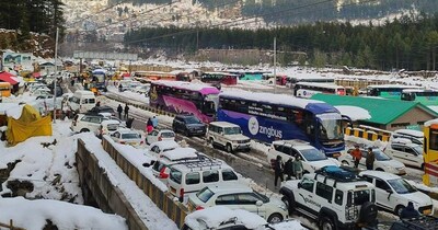 मनाली में बर्फबारी के बीच फंसी गाड़ियां.