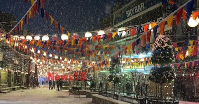 मनाली के मॉल रोड पर गिरी बर्फ.