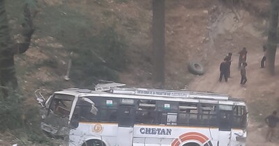 मंडी जिले के करसोग में निजी बस हादसे का शिकार.