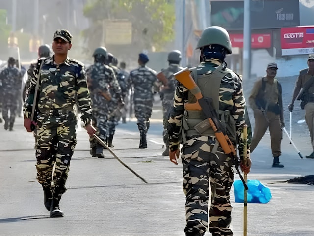  उग्रवादियों ने किया गांव पर हमला, आग के हवाले किए घर-फार्म हाउस