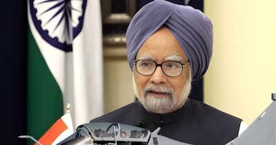 मनमोहन सरकार ने 2012 में 126 राफेल के लिए दसॉल्ट एविएशन को टेंडर जारी किया था.