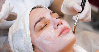 जरा से कच्चे दूध से आप अपना चेहरा चमका सकते हैं.