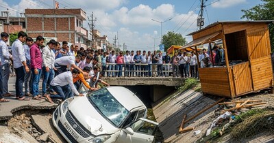 मेरठ में नाले में गिरी कार (प्रतीकात्मक तस्वीर)