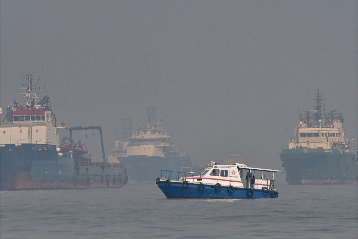 समंदर की लहरों पर मौज करते जा रहा था शिप कस्‍टम वालों को हुआ शक फिर वाटर टैंक से मिली ऐसी चीज सबको आया पसीना