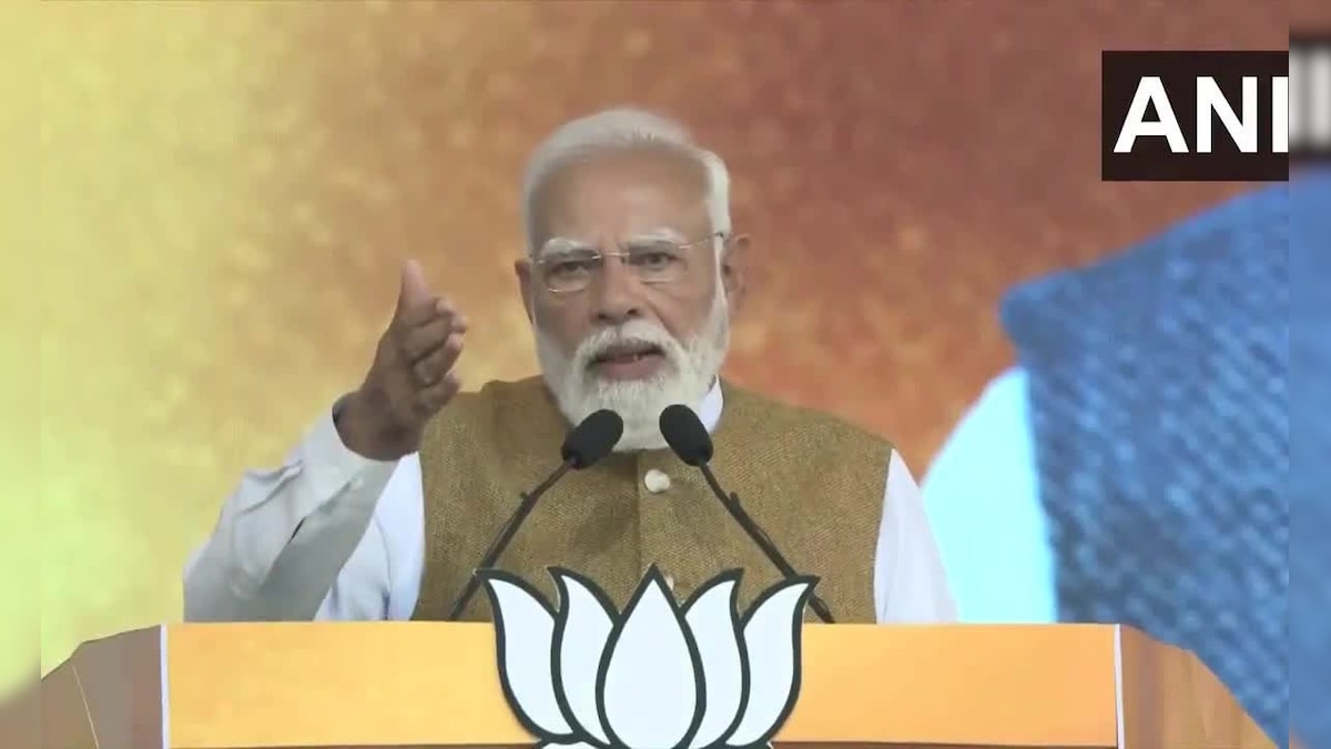 पीएम मोदी ने देखा हाथ उठाए खड़ा बच्चा… बोले, ‘तुम थक जाओगे, मुझे फोटो दो मैं पत्र लिखकर भेजूंगा