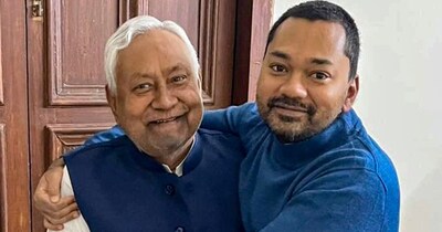 नीतीश कुमार, बेटे निशांत कुमार के साथ.