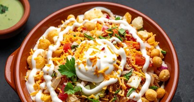 भारत के किसी भी शहर में आप पहुंच जाइए, आपको वहां स्ट्रीट फूड जरूर मिल जाएंगे. कई शहरों के स्ट्रीट फूड तो इतने लोकप्रिय हो जाते हैं कि दूसरे शहरों से भी उसे खाने लोग पहुंच जाते हैं. जैसे दिल्ली में मिलने वाली दौलत की चाट के किस्से यूपी-बिहार तक फैले हैं.