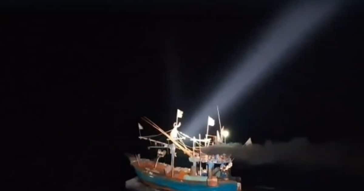 अरब सागर से घुसपैठ की ताक में थे पाक‍िस्‍तानी, भारत के वीरों ने दबोच ली गर्दन, बांधकर ला रहे गुजरात