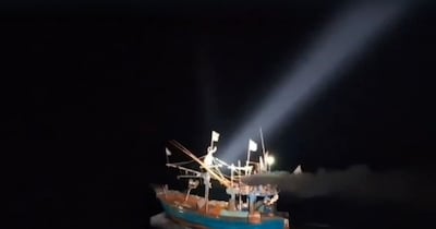 कोस्‍ट गार्ड के जवानों ने पाक‍िस्‍तानी नाव पकड़ी है, ज‍िसमें 6 पाक‍िस्‍तानी सवार थे.