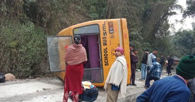 हिमाचल के पालमपुर में स्कूल बस हादसे का शिकार.