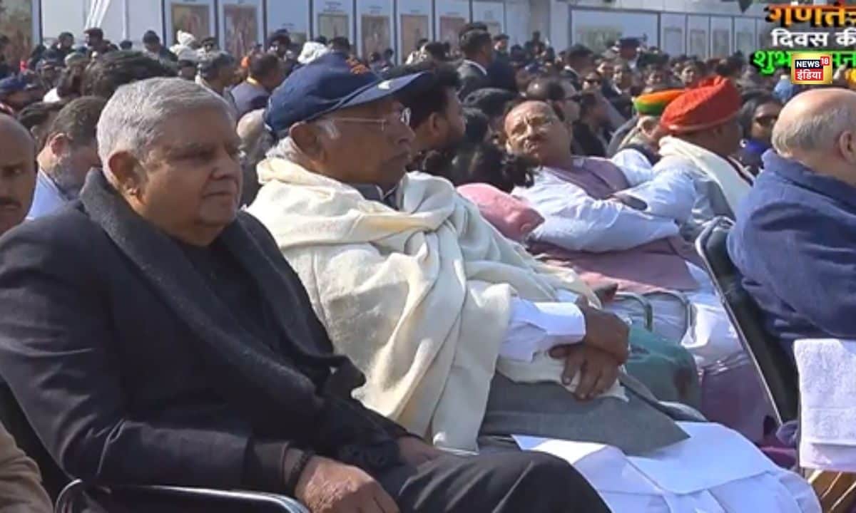 कर्तव्य पथ पर किसके बगल पर बैठे थे जगदीप धनखड़