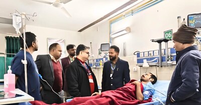 डॉक्टर ने सड़क पर इलाज कर घायल की जान बचाई.