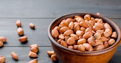 जिन लोगों को किडनी स्टोन की समस्या हो, वे मूंगफली से परहेज करें.