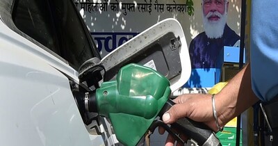 पेट्रोल-डीजल पर सरकार एक्साइज ड्यूटी घटा दी है. 