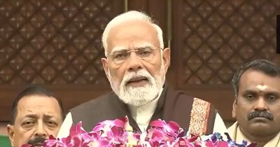 मीडिया को संबोधित करते हुए पीएम मोदी.