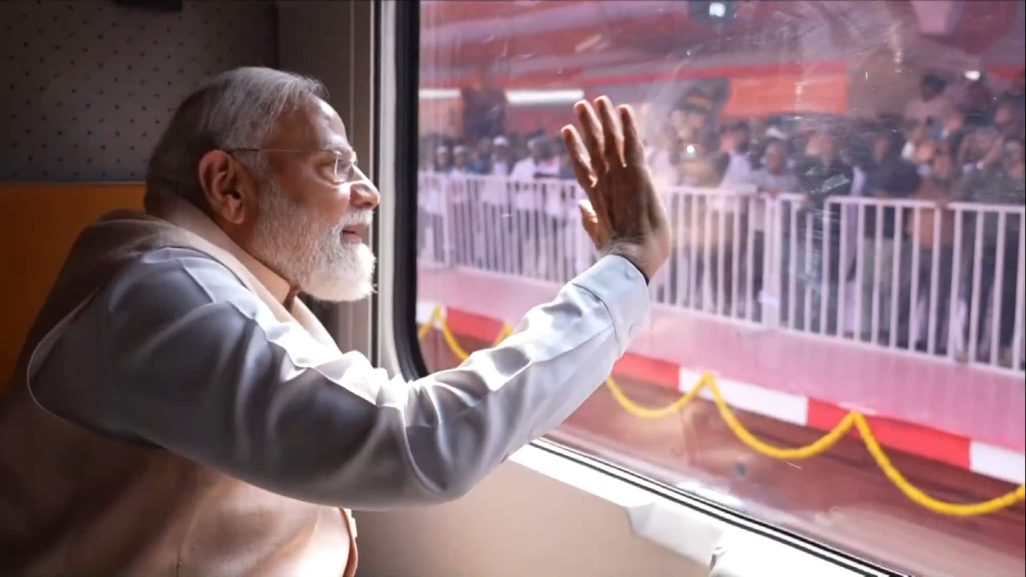 वंदे भारत स्लीपर में PM मोदी से यह कौन मिला छूटते ही बोले- कविता लिखे हो बोल दो! देखिए वीडियो