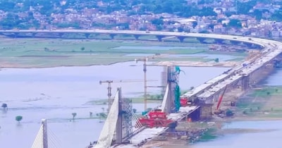प्रयागराज में 10 किमी का लंबा ब्रिज गंगा नदी पर बन रहा है.