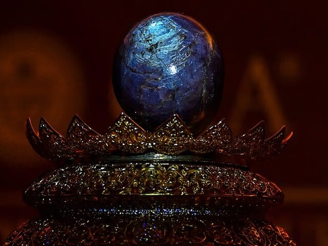 खुदाई में मिला चमकीला बैंगनी रंग का पत्थर, कीमत जानकर चौंक जायेंगे आप