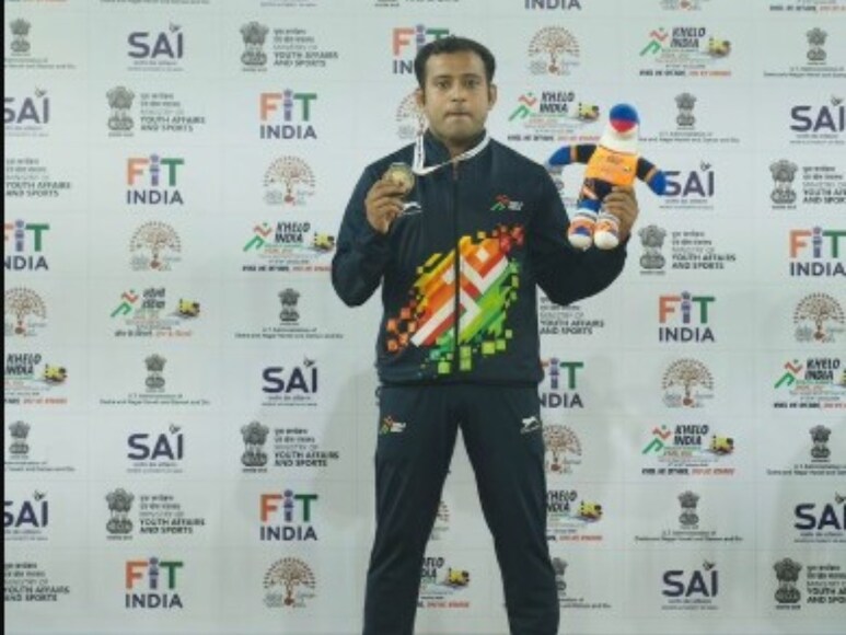 Raja Das, Pencak Silat player Raja Das, who is Raja Das, Raja Das wins gold, khelo india games, Raja Das medal, Raja Das hawker, Raja Das father hawker, राजा दास, राजा दास गोल्ड, कौन हैं राजा दास