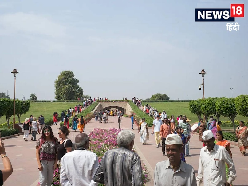 दूसरा सबसे शानदार प्रोजेक्ट दिल्ली में राजघाट का बंद पड़ा पावर स्टेशन बनने वाला है. एक बड़ा पर्यटन स्थल बनाने के लिए राज्य सरकार ने बंद पड़े राजघाट पावर स्टेशन को एक बड़े सार्वजनिक मनोरंजन केंद्र में बदलने की योजना तैयार कर ली है. इस पावर स्टेशन के टरबाइन हॉल को खुले में होने वाले कॉन्सर्ट, मॉड्यूलर ओपन प्लाजा, कई मंजिलों वाले रूफटॉप कैफे और हर हफ्ते लगने वाले नाइट मार्केट में बदला जाएगा, जहां लोग शॉपिंग कर सकेंगे और स्थानीय कारीगर अपने सामान बेच सकेंगे. दूसरा सबसे शानदार प्रोजेक्ट दिल्ली में राजघाट का बंद पड़ा पावर स्टेशन बनने वाला है. एक बड़ा पर्यटन स्थल बनाने के लिए राज्य सरकार ने बंद पड़े राजघाट पावर स्टेशन को एक बड़े सार्वजनिक मनोरंजन केंद्र में बदलने की योजना तैयार कर ली है. इस पावर स्टेशन के टरबाइन हॉल को खुले में होने वाले कॉन्सर्ट, मॉड्यूलर ओपन प्लाजा, कई मंजिलों वाले रूफटॉप कैफे और हर हफ्ते लगने वाले नाइट मार्केट में बदला जाएगा, जहां लोग शॉपिंग कर सकेंगे और स्थानीय कारीगर अपने सामान बेच सकेंगे.