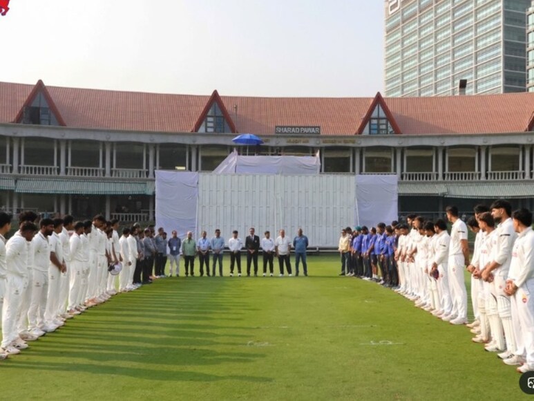 IS Bindra, Ajit Pawar, Players wearing black armbands, Ranji Trophy, mumbai vs delhi, Delhi vs Mumbai Ranji Trophy, Maharashtra’s deputy Chief Minister Ajit Pawar, a minute’s silence, ajit pawar plane crash, ajit pawar death plane crash, आईएस बिंद्रा, दिल्ली बनाम मुंबई, रणजी ट्रॉफी, अजीत पवार