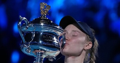 एलेना रायबाकिना ने ऑस्ट्रेलियन ओपन ग्रैंड स्लैम फाइनल में विश्व की पहली वरीयता प्राप्त टेनिस खिलाड़ी आर्यना सबालेंका को दो घंटे 18 मिनट तक चले मैच में 6-4, 4-6, 6-4 से हरा दिया. 26 वर्षीय रायबाकिना ने पहला सेट जीतने के बाद दूसरा सेट हार गई थीं लेकिन उसके बाद उन्होंने शानदार वापसी करते हुए तीसरा सेट जीतकर पहली बार ऑस्ट्रेलियन ओपन का खिताब अपने नाम किया. ऐलना को मेलबर्न की मलिका बनने पर प्राइज मनी के तौर पर करीब 25 करोड़ रुपये मिले.