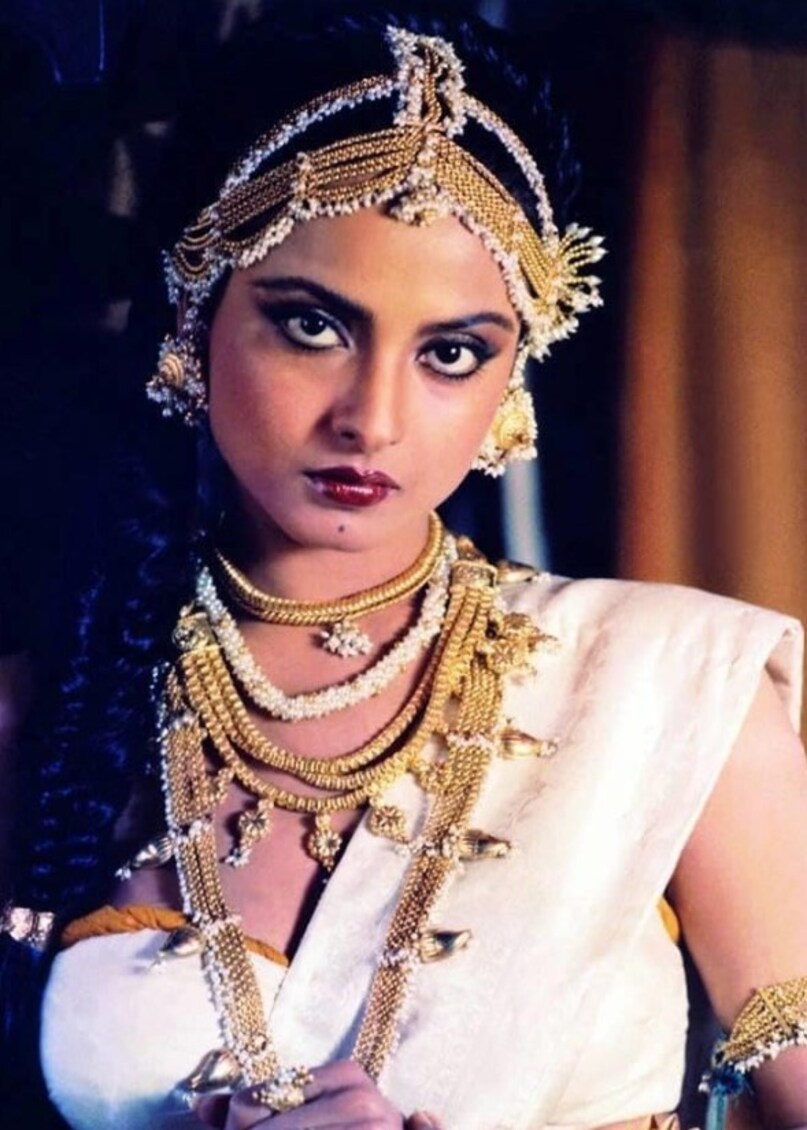 Rekha, jaya Bachchan, Amitabh Bachchan, Shobhaa De on Rekha, Rekha movies, Rekha love story, Rekha struggle, Rekha love life Rekha, jaya Bachchan, Amitabh Bachchan, Shobhaa De on Rekha, Rekha movies, Rekha love story, Rekha struggle, Rekha love life