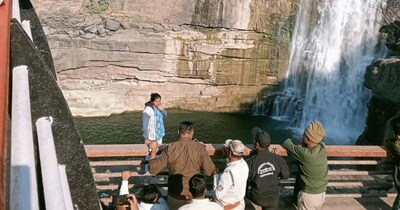 रीवा पुलिस ने पुरवा झरने से लड़की को बचाया, 3 घंटे के रेस्क्यू ऑपरेशन के बाद सुरक्षित निकाला