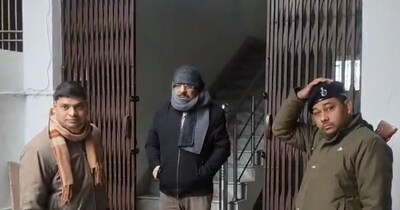 विजिलेंस विभाग की टीम ने रिश्वत लेते अफसर को गिफ्तार किया.