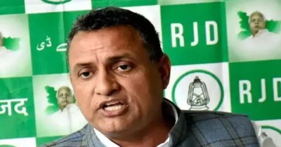 तेजस्वी को पूर्ण रूप से RJD को कमान सौंपे जाने की खबरों के बीच बक्सर सांसद सुधाकर सिंह ने बड़ा बयान दिया है. 