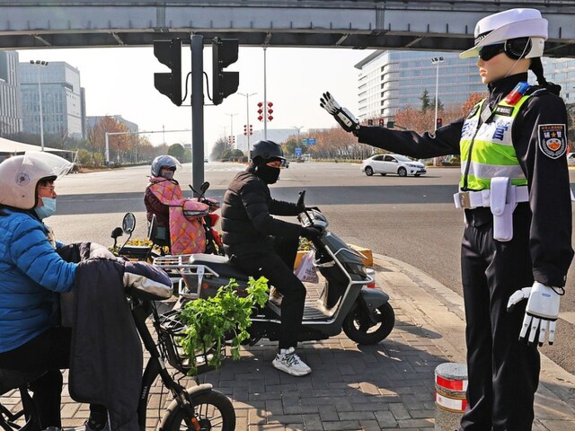 इंसानों की जगह रोबोट बने ट्रैफिक पुलिस, संभालेंगे सड़कों पर भीड़!